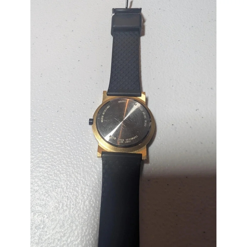 Dallas Stars Bulova Quartz Mens Watch 30mm Black Dial Gold Rubber Band Vintage